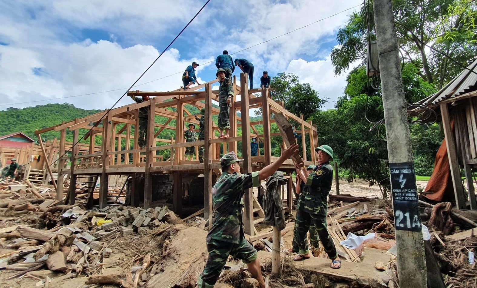 Tình người nơi lũ dữ quét qua